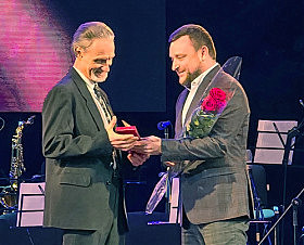 Заступник голови Одеської ОД(В)А Антон Шалигайло (праворуч) вітає Ігоря Геращенка