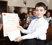 Шестилетний Максим Кришталь, ученик музыкальной студии УВК «Интеллект» (преподаватель К. Рудакова) — один самых юных участников конкурса