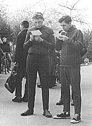 6 апреля 1974 г. В. Мамчич (справа) перед стартом: «Как тут разберешься — куда бежать?»