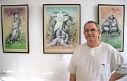 Иван Орос на фоне работ своих выпускников