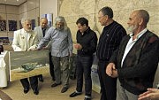 Председатель одесского отделения Национального союза художников Украины, народный художник Украины Анатолий Горбенко демонстрирует некоторые из работ, написанных на пленэре