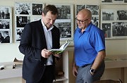 Николай Скорик получает в подарок книгу «Мяч круглый, поле зеленое»