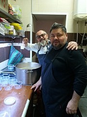 Повара Сергей Поляничко и Геннадий Соломин на кухне