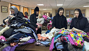 Монахини сортируют одежду, полученную по линии гуманитарной помощи