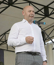 Народный депутат Степан Чернявский приветствует жителей Доброслава