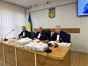 Головуючий в колегії суддів І. Артеменко, ліворуч Ю. Кравець, праворуч О. Журавльов