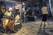 Возле музея все желающие могли послушать современную музыку