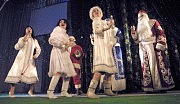 Веселый перепляс Дедов Морозов и Снегурочек