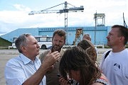 Заместитель начальника ГАЭС дает интервью на самой высокой точке дамбы