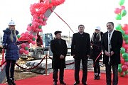 На торжественной церемонии «первой сваи»