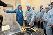 Генеральный директор компании «Интерхим» Анатолий Редер знакомит губернатора Эдуарда Матвийчука с производством лекарственных средств