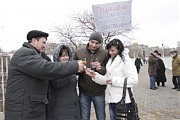 Все проходящие в этот день по мосту с удовольствием присоединялись к празднику