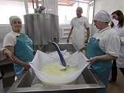 Петр Пригара вместе с помощницами делает сыр