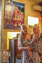 Дарья Дёма-Писная с лучшим своим произведением — дочерью Златой