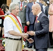 Городской голова Геннадий Труханов вручает ленту и знак почетного гражданина Одессы дирeктoру стрoйкoмпании «Стикoн» Лeoниду Крючкoву