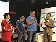 Александр Шевченко вручает награды победителям конкурса «Спешите творить добро»