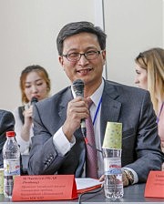 Конференцию открывает Ци Чженьхун