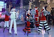 С наступающим Новым годом! Театр на ходулях «Шик»