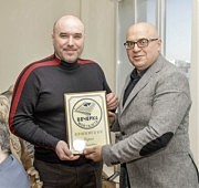 Почетный знак «Вечерка» — моя газета» редактор Олег Суслов вручает Сергею Кущинскому...