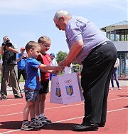 Самым юным участникам конкурса Лизе Буряченко и Максиму Грудке призы вручает Яков Железняк