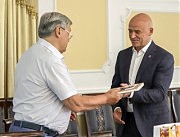 Валентин Симоненко вручает Геннадию Труханову свою книгу