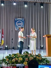 Генеральный консул Республики Польша (в Одессе) Катажина Солек вручает диплом польского вуза выпускнику Украинско-польского института «Одесской политехники» Андрею Семению