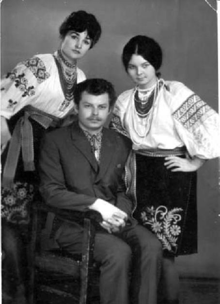 Галина Могильницька, одна з організаторів колядування і хору, Олекса Різників, Валентина Різникова (нині Осінська), сестра Олекси