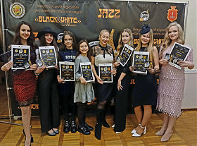 Алла Кочиашвілі (в центрі) з юними вокалістками мистецької школи №13. Фото Надії Мардаренко