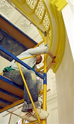 Идет подготовка к золочению алтаря