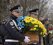 Квіти до меморіальних плит